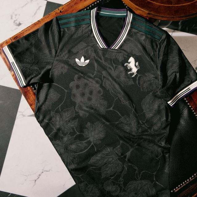 开云娱乐-尤文发布新款二客球衣：黑色+深绿色设计，图案灵感源自葡萄